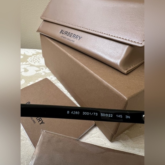 Burberry Authentic Sunglasses Full Inclusion NWT - Picture 6 of 8